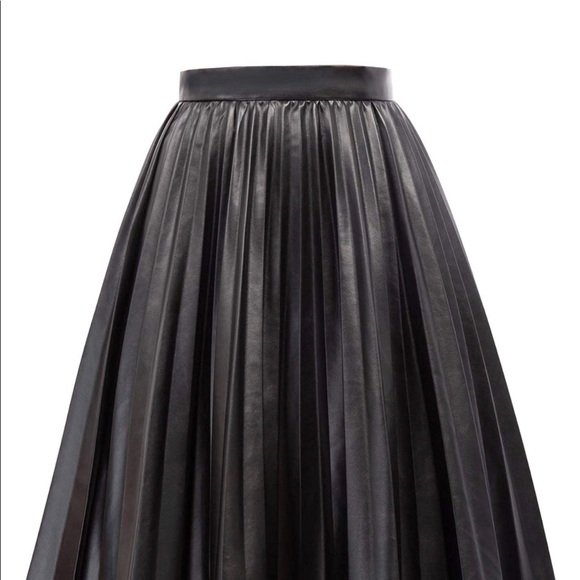 Pleated Faux Leather Skirt (Black or Burgundy) - Picture 5 of 6